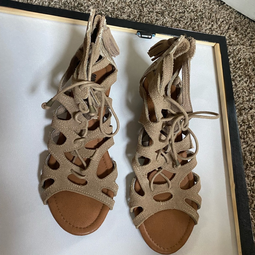 Minnetonka women’s sandals beige/tan/light brown